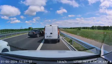 Jechał slalomem po S6, otoczyli go inni kierowcy