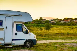 Ile kosztuje wynajem kampera w 2026 r.? Sprawdzamy ceny za wypożyczenie kampera na 7 dni