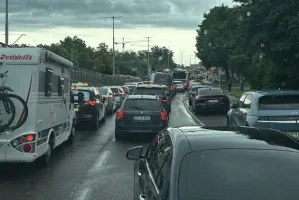 Długi weekend, a korki jak w szczycie. Utrudnienia przez remonty i zakupy