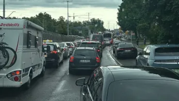 Długi weekend, a korki jak w szczycie. Utrudnienia przez remonty i zakupy