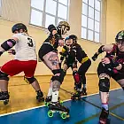 Roller derby. Wrotki na owalnym torze - bez kasku i ochraniaczy nie wychodź na tor