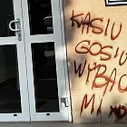 Przez miłość zniszczył elewacje i przystanek? Spółdzielnia szuka wandala