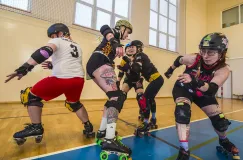 Roller derby. Wrotki na owalnym torze - bez kasku i ochraniaczy nie wychodź na tor
