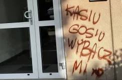Przez miłość zniszczył elewacje i przystanek? Spółdzielnia szuka wandala