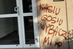 Przez miłość zniszczył elewacje i przystanek? Spółdzielnia szuka wandala