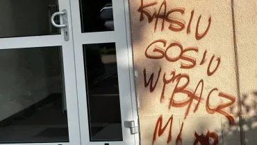 Przez miłość zniszczył elewacje i przystanek? Spółdzielnia szuka wandala