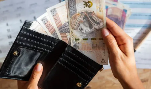 Masz 7907,20 zł brutto? Takie są zarobki w Polsce