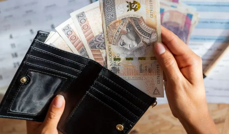 Masz 7907,20 zł brutto? Takie są zarobki w Polsce