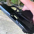 Przeładował broń na oczach policjantów. Okazało się, że to "gazówka"