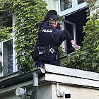 Wszedł na dach żeby dostać się do mieszkania, wpadł w ręce policji