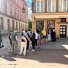 Kolejki do restauracji nie znikają. Dlaczego wciąż w nich stoimy?