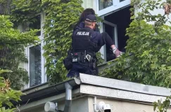 Wszedł na dach żeby dostać się do mieszkania, wpadł w ręce policji