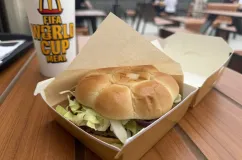 McDonald's pokazał nowego burgera z dziwną bułką. Tyle zapłacisz za menu na Mundial