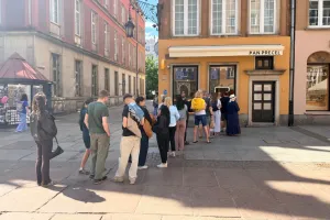 Kolejki do restauracji nie znikają. Dlaczego wciąż w nich stoimy?