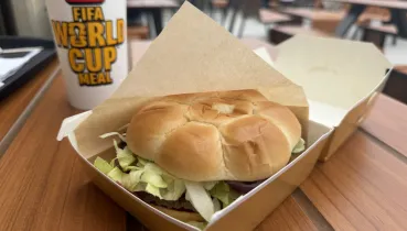 McDonald's pokazał nowego burgera z dziwną bułką. Tyle zapłacisz za menu na Mundial