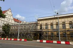 Miało stać 10 dni, stoi pół roku. Powoli znika rusztowanie w centrum