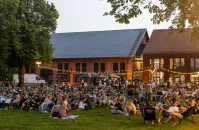 Lato w Starym Maneżu. Nowa scena, światowe gwiazdy i darmowe kino pod chmurką