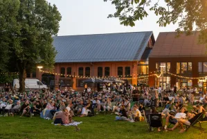 Lato w Starym Maneżu. Nowa scena, światowe gwiazdy i darmowe kino pod chmurką
