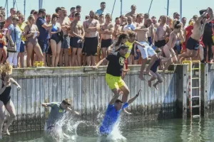 Aktywny weekend 19-21 czerwca. Nocny Bieg Świętojański, Skok z Molo