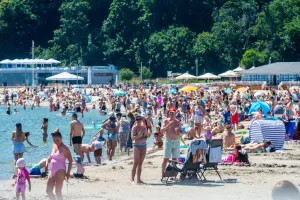 131 ratowników na 20 kąpieliskach miejskich. Zarobki od 8500 zł miesięcznie
