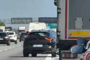 W ryzykowny sposób omijają korek na zjeździe z obwodnicy. O tragedię nietrudno