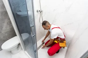 Ile kosztuje zrobienie prysznica walk-in? Wyjaśniamy, skąd cena, która zwala z nóg
