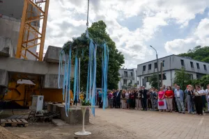 Wiecha zawisła na remontowanym Hospicjum im. ks. Eugeniusza Dutkiewicza
