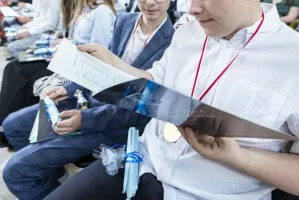 Czerwony pasek na świadectwie - nagroda za wysiłek czy źródło niepotrzebnej presji?