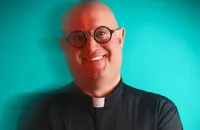 Ksiądz DJ zagra w Ergo Arenie u boku Roxie. Dla jednych to profanacja, dla innych rewolucja