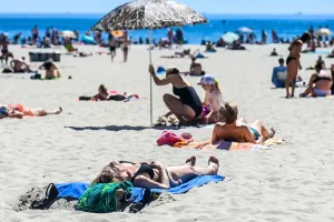 Na SORach przybywa odwodnionych i przegrzanych pacjentów. Jak się uchronić przed upałem?