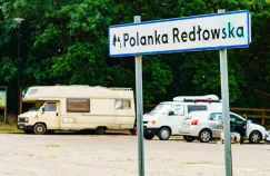 Czy w Polsce można spać w kamperze na parkingu?