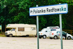 Czy w Polsce można spać w kamperze na parkingu?