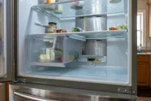 Woda gromadzi się w lodówce? Prosty sposób na naprawę usterki