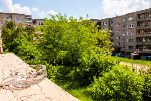Palisz papierosy na balkonie? Twój sąsiad może powołać się na ten konkretny przepis
