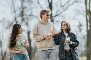 Młodzi wolą wydawać niż odkładać. Czym jest soft saving?