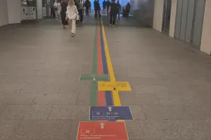 Kolorowe pasy w tunelu pod Dworcem Głównym. O co chodzi?