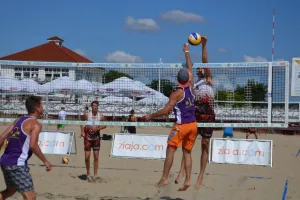 Siatkówka plażowa, sesja jogi, wyprawa kajakowa na pierwszy weekend lipca