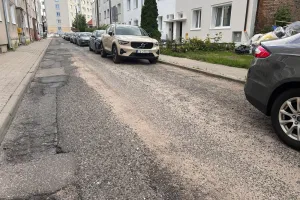 Na ulicach Gdyni wciąż zalega piasek z zimy