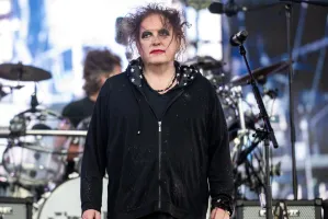 Piątek na Open'erze: koncert The Cure w trudnych warunkach pogodowych