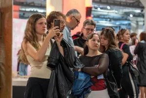 Młoda sztuka przyciągnęła tłumy. Wernisaż wystawy Art'em All w Plenum