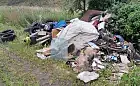 Wzięli pieniądze za wywóz śmieci, a porzucili je przy drodze