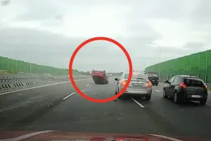 Moment dachowania na S6. Jedna osoba poszkodowana