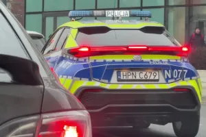 Jechał autem, choć miał podwójny zakaz i był poszukiwany