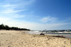 Masz dość parawanów i tłumu? Odkryliśmy najspokojniejsze plaże w Trójmieście