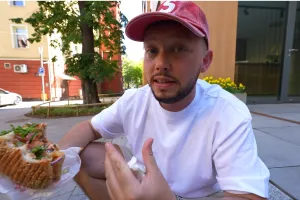 Książulo zaskoczony kebabem w Sopocie. "Nie wiem, czy jest taki drugi w Polsce"