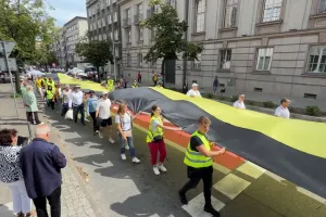 100-metrowa flaga kaszubska niesiona przez Gdynię