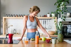 Dlaczego w menopauzie rośnie brzuch? Nowe badanie z Science w końcu wyjaśnia