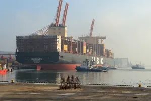Takiego kolosa w Porcie Gdynia jeszcze nie było