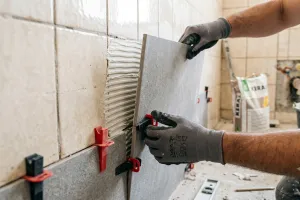 Czy można kłaść nowe płytki na stare? Koszty, pułapki techniczne i zasady montażu