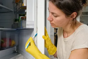 Czarny nalot na uszczelce lodówki? Oto jak szybko się jej pozbyć domowymi sposobami